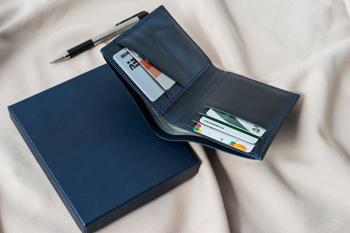 Chiếc ví nam nhiều ngăn màu xanh dương dậm có thể đựng được rất nhiều tiền, thẻ, card...